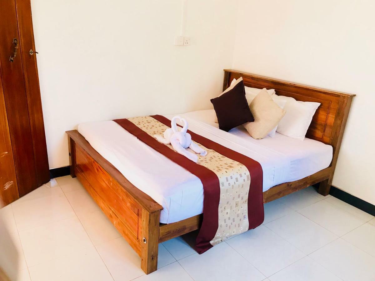 Trinco Relax Hut Hotel Тринкомале Екстериор снимка