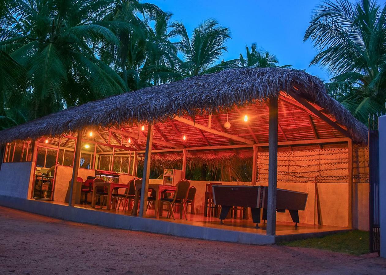 Trinco Relax Hut Hotel Тринкомале Екстериор снимка