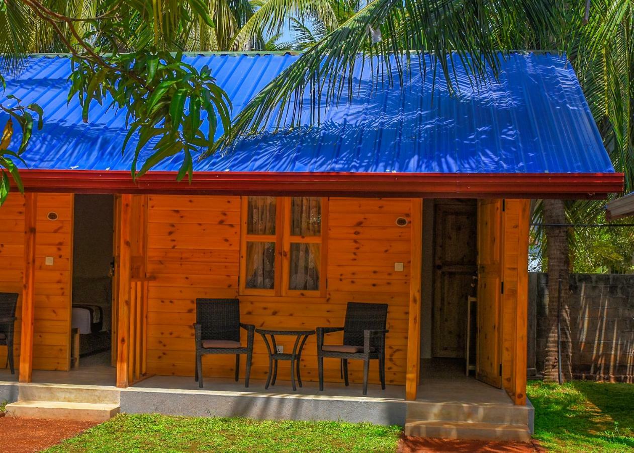 Trinco Relax Hut Hotel Тринкомале Екстериор снимка