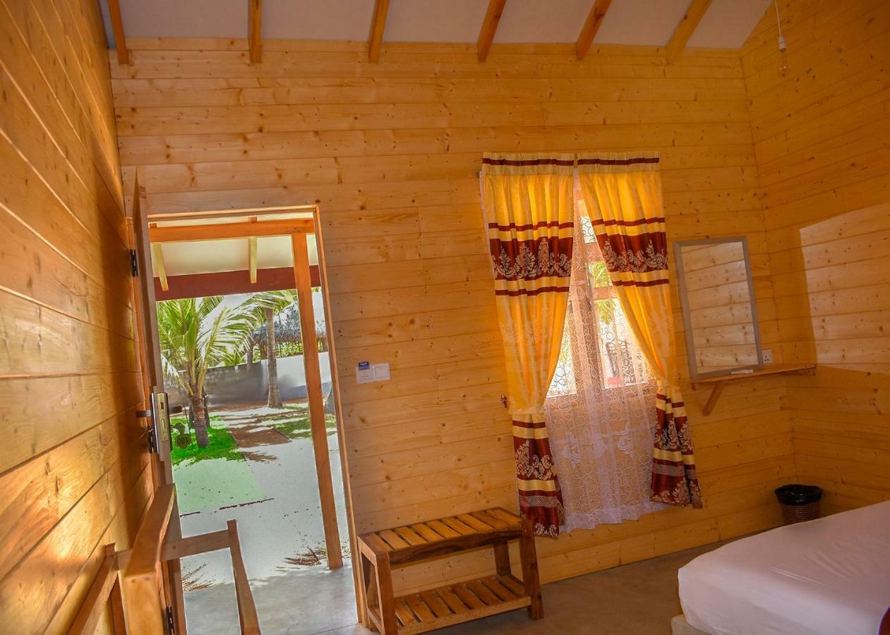 Trinco Relax Hut Hotel Тринкомале Екстериор снимка
