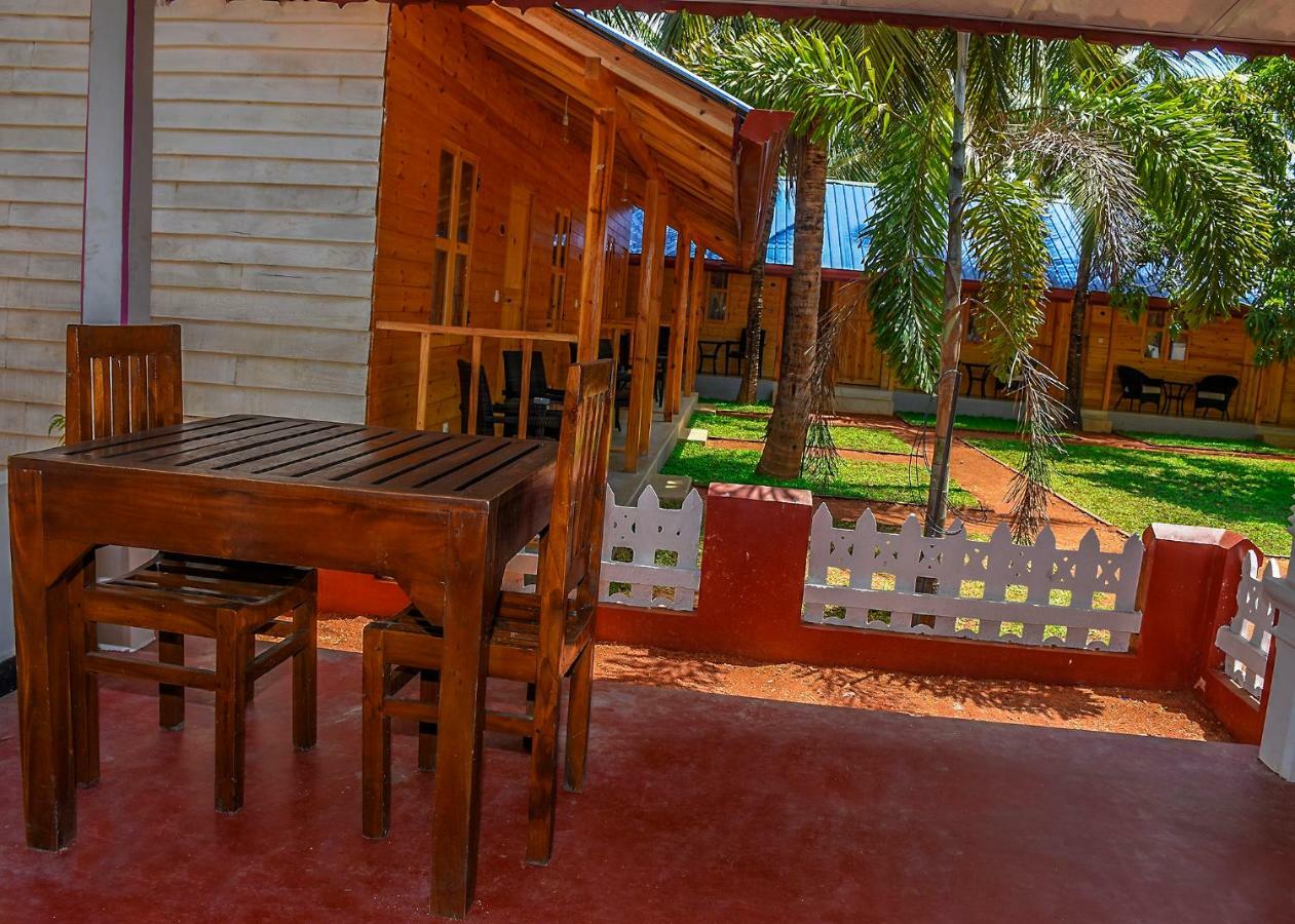 Trinco Relax Hut Hotel Тринкомале Екстериор снимка
