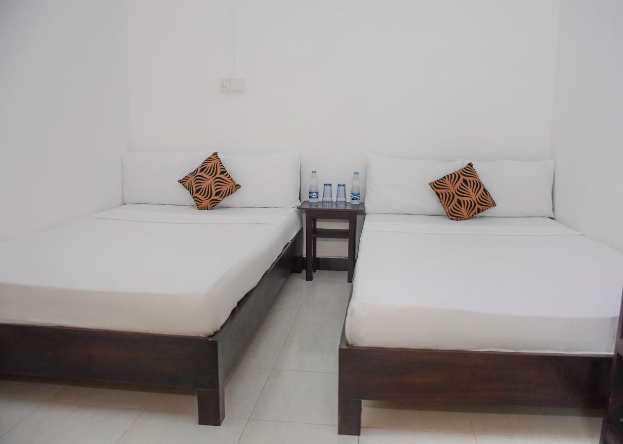 Trinco Relax Hut Hotel Тринкомале Екстериор снимка